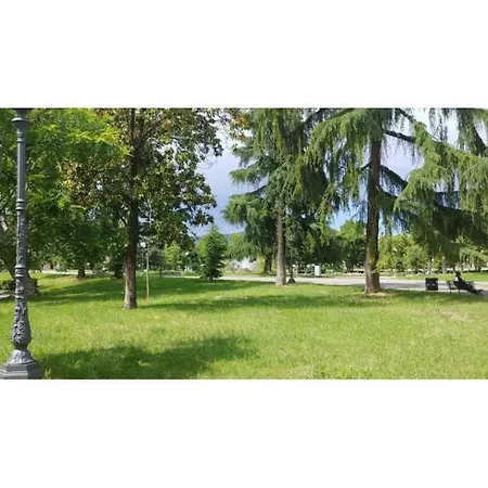 Paolo And Carlotta's - Large And Between Two Parks *
