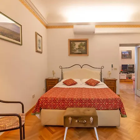 Daire Paolo And Carlotta's - Large And Between Two Parks